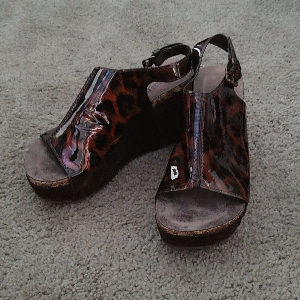 Pierre Dumas Brown Tortoise Hester Wedge Peep-Toe Sandal Sz 8